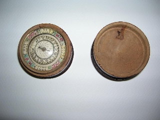 zoom immagine (Antica bussola orologio solare su scatolina legno)