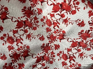 zoom immagine (Tessuto raso avorio floreale rosso per Artigianato)
