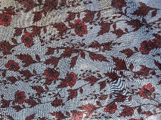 zoom immagine (Scampolo tessuto floreale rosso su sfondo argento)