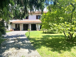 zoom immagine (Villa 400 mq, soggiorno, 4 camere, zona Peseggia)
