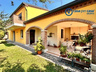 zoom immagine (Villa 220 mq, soggiorno, 5 camere, zona Villanova Marchesana - Centro)
