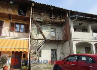 zoom immagine (Vendita Casa semi-indipendente a Castellamonte condizione: Da Ristrutturare piano: Su più livelli)