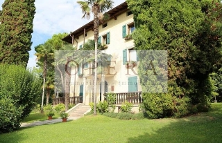 zoom immagine (Casa singola 800 mq, soggiorno, più di 3 camere, zona Torri del Benaco)