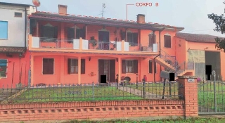 zoom immagine (Casa a schiera 441 mq, soggiorno, 5 camere, zona Castelnovo Bariano)