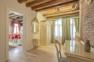 zoom immagine (Appartamento 100 mq, soggiorno, 3 camere, zona Santa Croce)