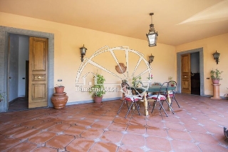 zoom immagine (Villa 800 mq, soggiorno, più di 3 camere, zona Tobbiana)