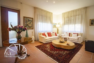 zoom immagine (Villa 330 mq, soggiorno, 4 camere, zona Agliana)