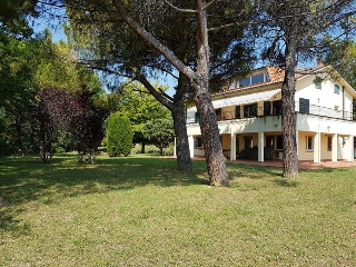 zoom immagine (Villa 430 mq, soggiorno, più di 3 camere, zona Candelara)