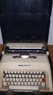 zoom immagine (2 macchine da scrivere Olivetti Lettera 35 con custodie)